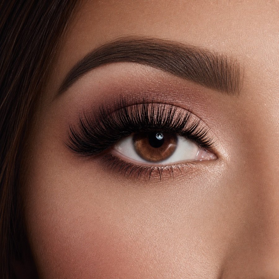 Dramatic eyelash style with bold, full volume